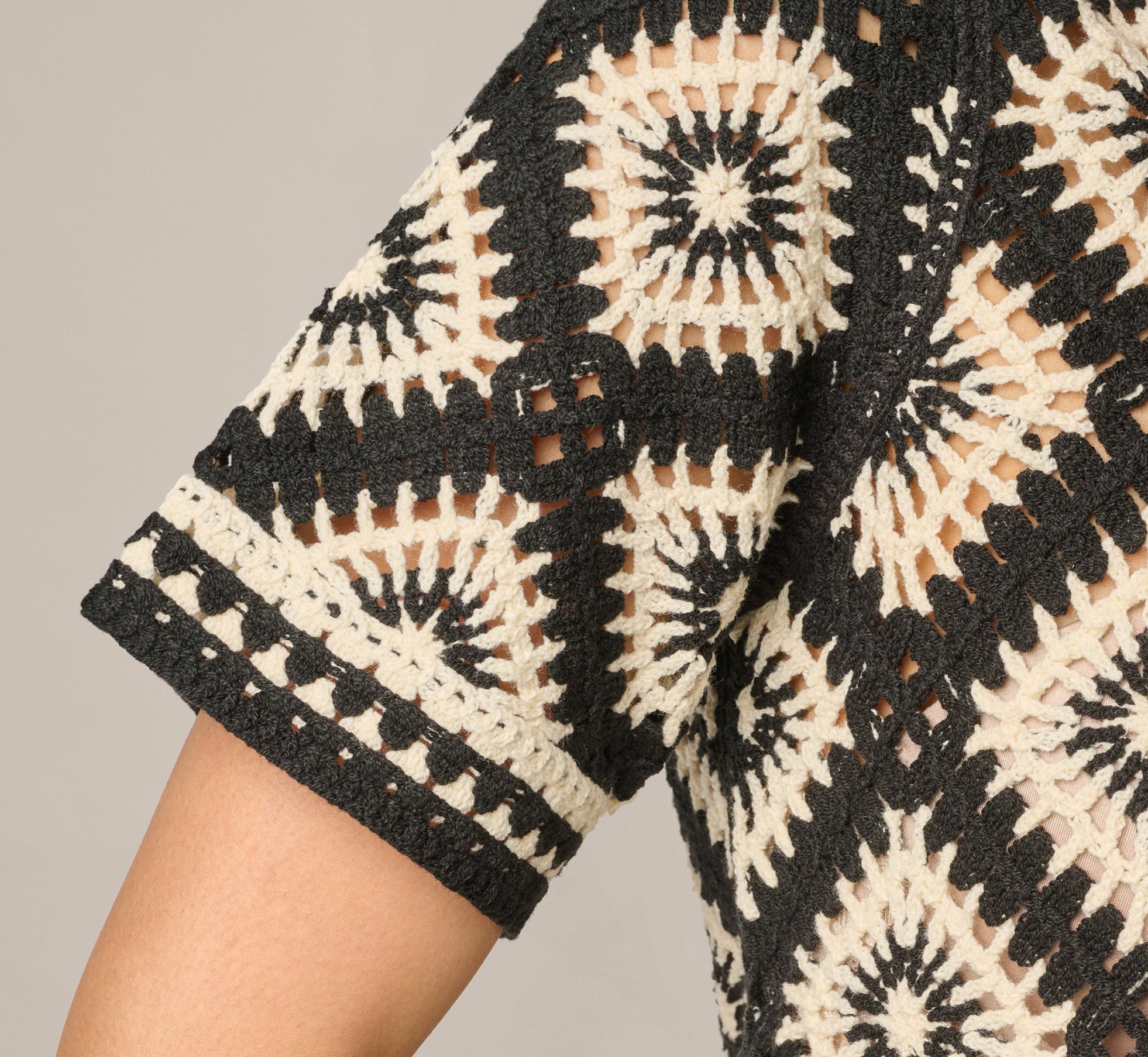 Short Sleeve Open Diamond Knit Crochet Top In Black Cream